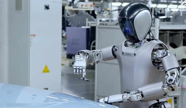 robot humanoidalny w fabryce samochodów nio